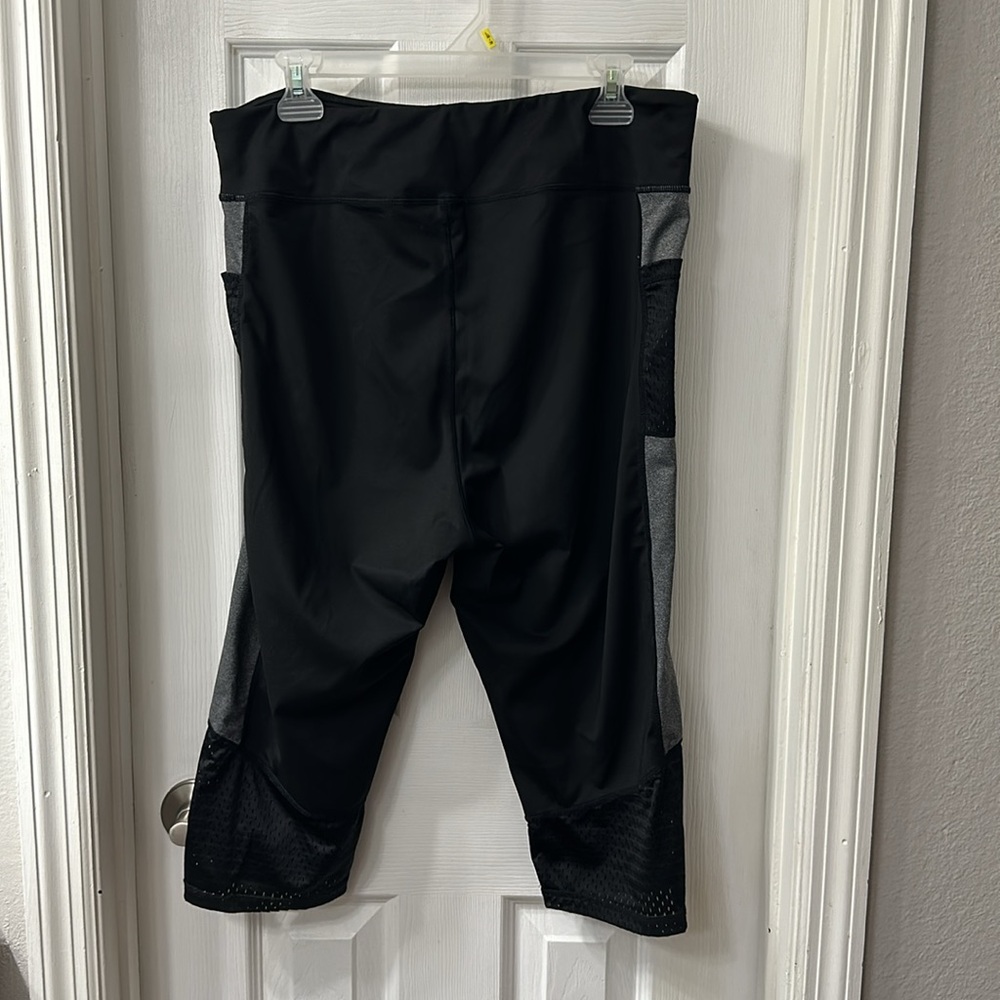 Workout capris - Picture 2 of 3